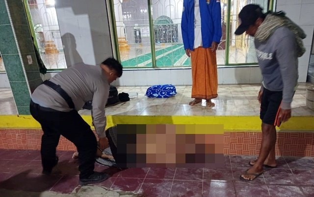 Pria Tanpa Identitas Ditemukan Meninggal di Pekarangan Masjid di Pangkep