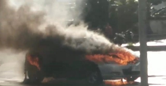 Mendadak Setop di Jalan, Mobil di Balikpapan Hangus Terbakar