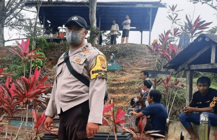 Puluhan Makam Longsor, Sebagian Dipindahkan