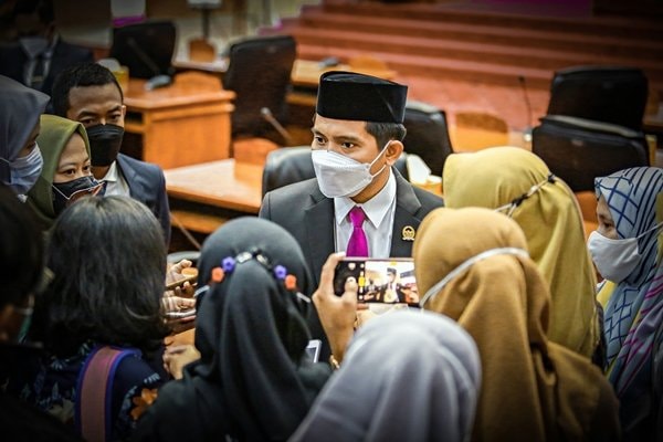 Pakaian Batik bagi Pegawai, Penjahit Lokal Bisa Diberdayakan