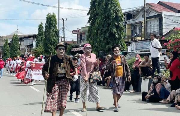 Semarak Karnaval Lok Tuan, Bontang: Peserta Berjuang Lawan Terik, Semangat Tetap Membara