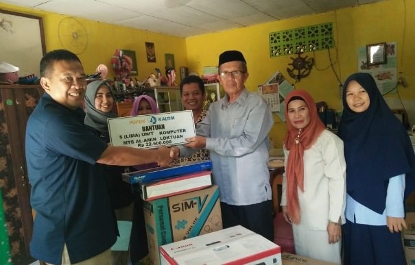 Pupuk Kaltim Beri Buku untuk Warga Guntung, Tanamkan Budaya Gemar Membaca