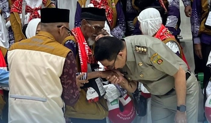 360 Jemaah Haji Kloter 2 Samarinda Berangkat ke Tanah Suci, Wali Kota Cium Tangan dan Minta Doa