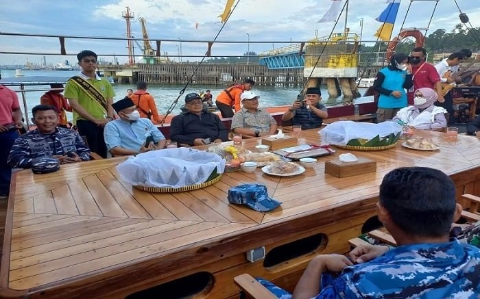 Patut Dicoba Nih! Wisata Susur Teluk Balikpapan Pakai Kapal Pinisi