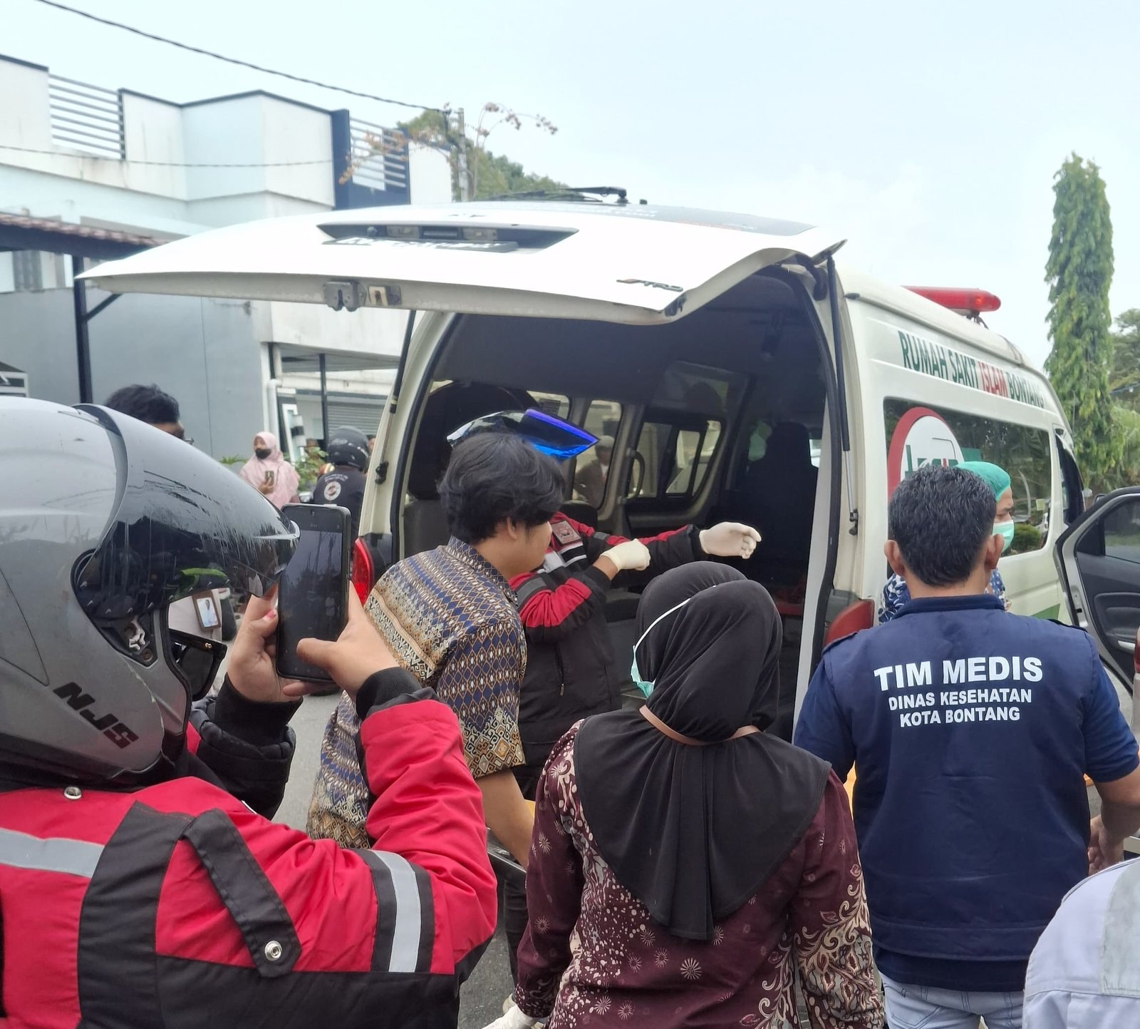VIDEO: Detik-Detik Ford Silver Tabrak Tiang Listrik di HOP Bontang, Sopir Tak Terselamatkan