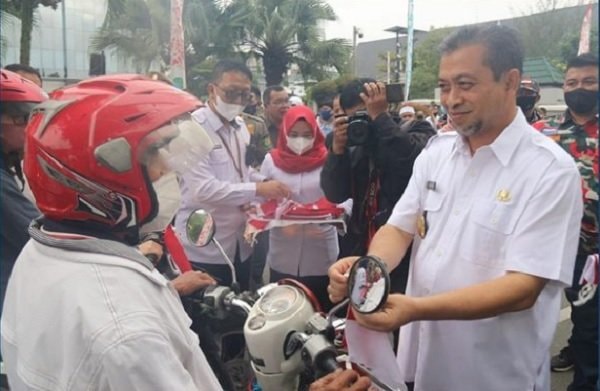 Gerakan 10 Juta Bendera Merah Putih Dimulai, Wagub Kaltim Turun ke Jalan