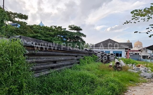 Faisal Desak Pemkot Pindahkan Tumpukan Tiang Pancang di Belakang Eks Kantor Uji Kir Lok Tuan, Bontang