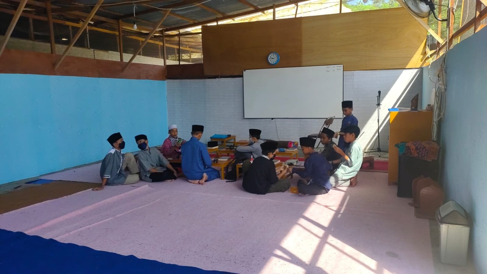 Perlu Bantuan, Santri Ponpes Samarinda Ini Belajar dan Salat di Ruang Tidur