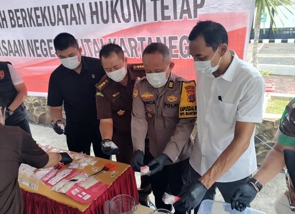 Polres Kukar dan Kejaksaan Kukar Musnahkan Sabu dan Senjata Api