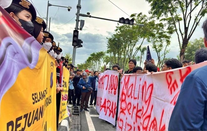 Demo BBM Balikpapan, Polisi Taruh Polwan di Garis Depan