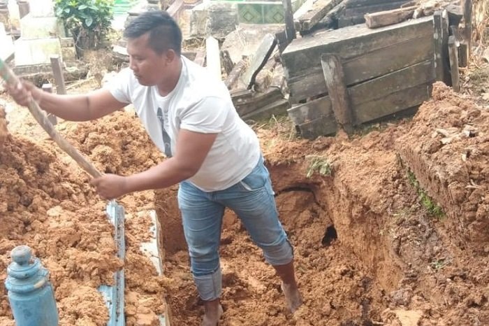 Polisi di Samarinda Ini "Nyambi" Tukang Gali Kubur selama 23 Tahun