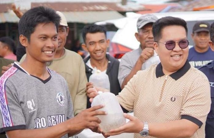 Wakil Bupati Kukar Salurkan Puluhan Perahu dan Jutaan Bibit Udang Windu