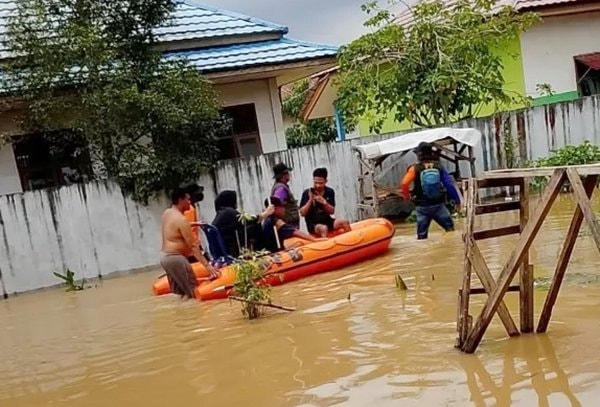 Banjir di Sangatta Meluas, Warga Mulai Dievakuasi dengan Perahu Karet