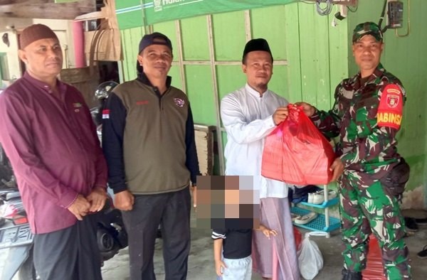 TNI Bagikan 500 Nasi Kotak untuk Warga Terdampak Banjir Bontang