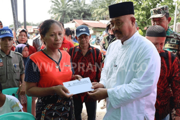 Bupati Kukar Serahkan Bantuan Korban Kebakaran di Kelurahan Jahab