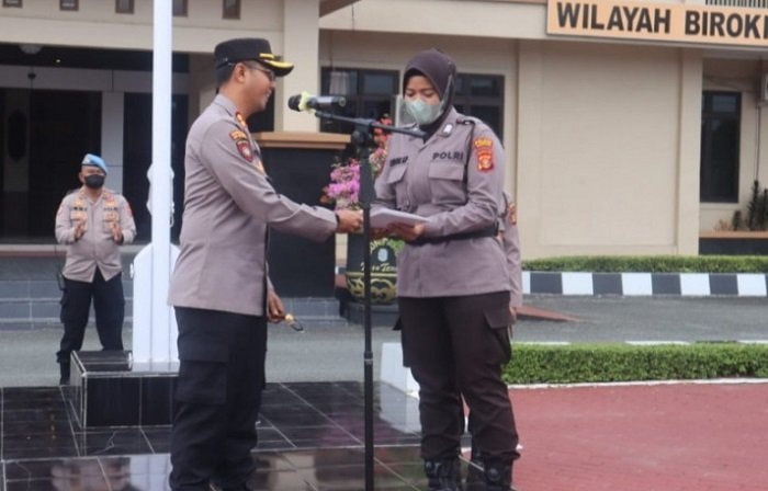 Bantu Warga Lahiran, Polwan Polres Bontang Terima Penghargaan