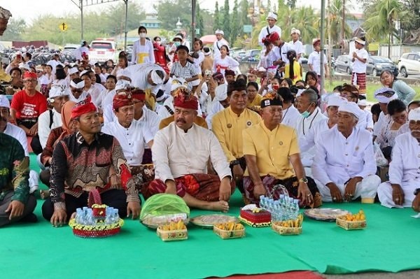 Bupati Kukar Hadiri Perayaan Melasti, Ajak Semua Umat Bergandengan Tangan