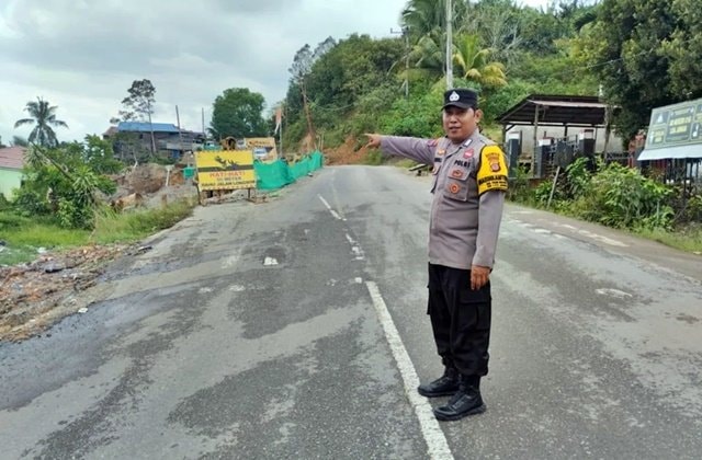 Longsor Tutup Jalan di Loa Janan Kaltim, Polisi dan Warga Berpacu Cegah Macet