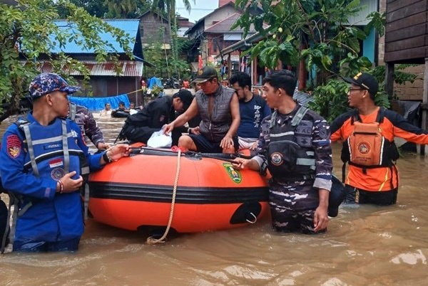 Banjir Rendam Sangatta Kutai Timur, Polda Kaltim Kerahkan Bantuan dan Evakuasi Warga