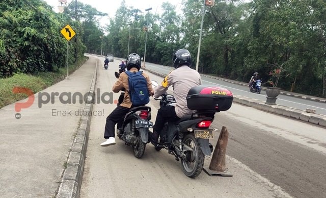 Aksi Simpatik Personel Polres Bontang, Bantu Pengendara Mogok di Jalan Cipto Mangkusumo