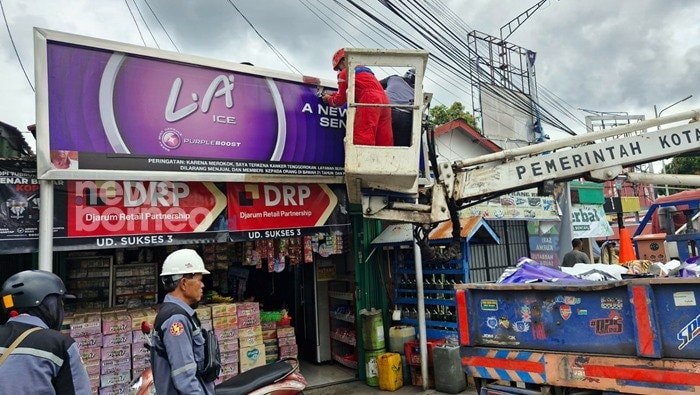 Bontang Bersihkan Ratusan Reklame Rokok
