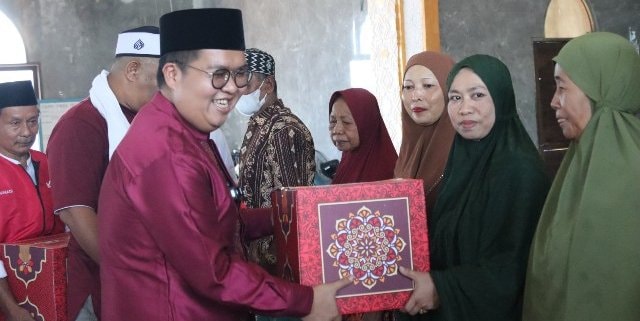 Pemkab Kukar Serahkan Bantuan Rumah Ibadah dan Paket Menu Berbuka untuk Lansia di Batuah Loa Janan
