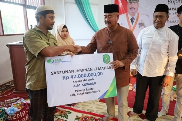 Bupati Edi Damansyah Salurkan Bantuan ke Ponpes Hidayatullah Merangan