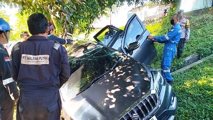 Mobil Terguling Tiga Kali dari Tebing di Balikpapan, Ibu dan Dua Anak Selamat