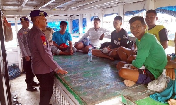 Sat Polairud Polres Bontang Gelar Sosialisasi Keselamatan Kerja di Pelabuhan Tanjung Laut