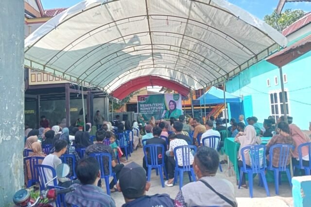 Warga Tumampua Cecar Anggota DPRD Pangkep soal Jalan Rusak hingga PKH Hilang