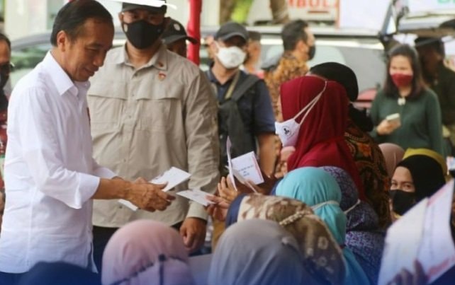 Presiden Jokowi Serahkan BLT 1,2 Juta per Jiwa untuk Warga Balikpapan