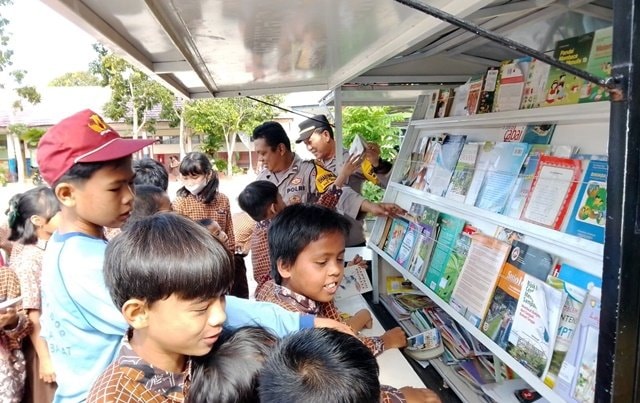 Polsek Bontang Barat Edukasi Pelajar dengan Program Perpustakaan Keliling Bentor Cerdas
