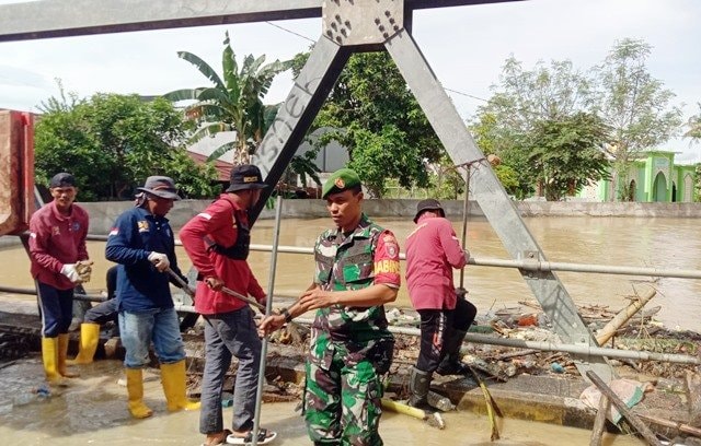 Jembatan Sungai di Api-Api Bontang Penuh Sampah, Aparat dan Warga Bersihkan Sumbatan