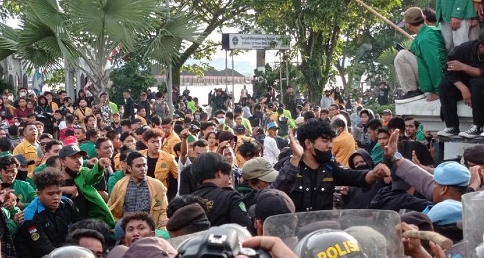 Ribuan Mahasiswa di Samarinda Kepung Kantor Gubernur Kaltim, Bubarkan Diri Malam Hari