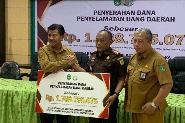 Kejari Kutai Kartanegara Kembalikan Uang Negara Rp1,8 Miliar kepada Pemkab