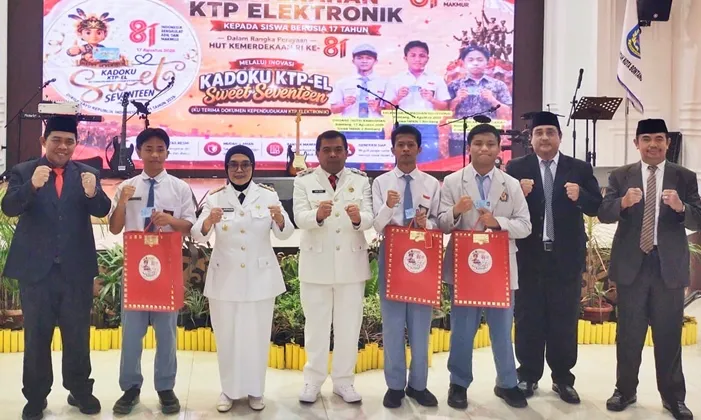 Penyerahan kado berupa KTP el kepada tiga pelajar yang genap berusia 17 tahun di momentum HUT ke 81 RI