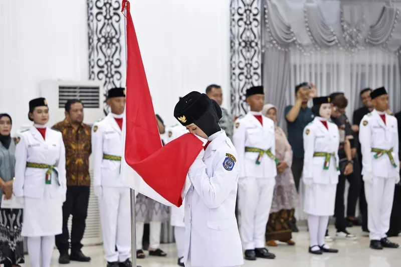 Wali Kota Bontang Neni Moerniaeni mengukukuhkan 41 anggota Paskibraka, di Pendopo Rumah Jabatan Wali Kota Bontang Wali Kota Bontang Neni Moerniaeni mengukukuhkan 41 anggota Paskibraka, di Pendopo Rumah Jabatan Wali Kota Bontang