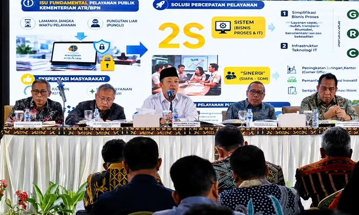 Menteri Nusron saat memberikan pengarahan kepada jajaran Kanwil BPN Provinsi NTT, Selasa (04/08/2026).