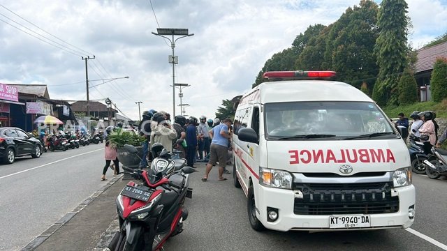 Mobil Tabrak Pengendara Motor di Depan SMKN 1 Bontang, Mobil Langsung Kabur, Kondisi Korban Kritis
