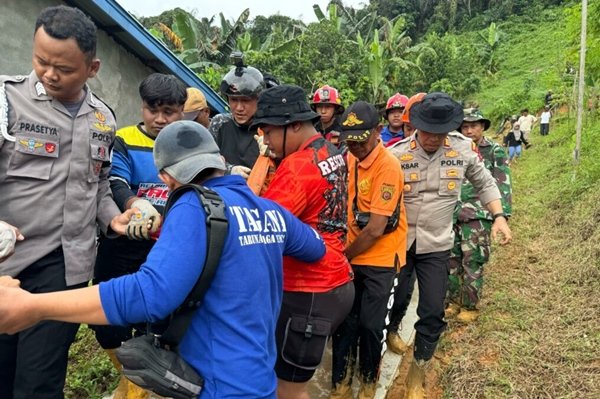Satu Keluarga di Samarinda Tertimbun Longsor saat Tidur, Dua Korban Masih Dicari
