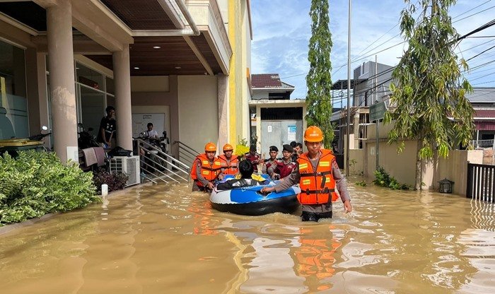 Sederet Aksi Satbrimob Polda Kaltim Evakusi Warga Balikpapan saat Diterjang Banjir