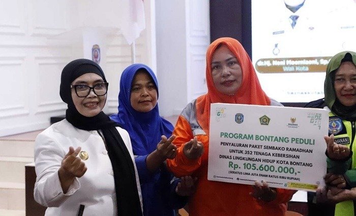 447 Paket Sembako Ramadan untuk Petugas Kebersihan dan Pengurus Makam di Bontang