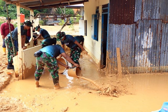 TNI dan Warga Gotong Royong Bersihkan Rumah Terdampak Longsor di Bontang