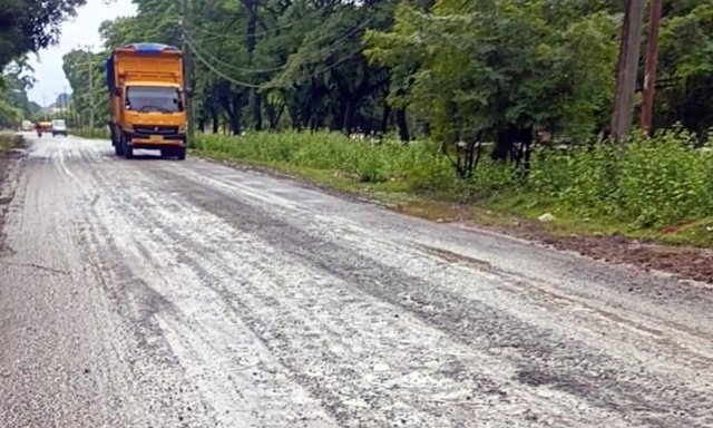 Kubangan Lumpur Mengancam Pengendara, Ruas Jalan Bontoa Pangkep Kian Memprihatinkan