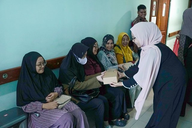 PWI Bontang Bagikan Ratusan Takjil di RSUD Taman Husada, Semangati Pasien dan Nakes