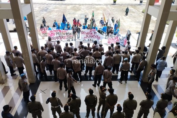 Tak Bertemu Wali Kota, Mahasiswa dan Sopir Travel Demonstrasi ke Gedung DPRD Bontang