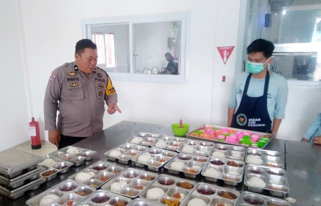 Bhabinkamtibmas Sambangi Dapur MBG di Pangkep, Ribuan Pelajar Terima Makanan Bergizi Setiap Hari