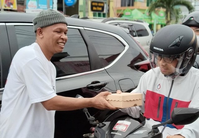 Warkop Delawwa Bontang Gelar Berbagi Takjil dan Live Musik Religi di Bulan Ramadan