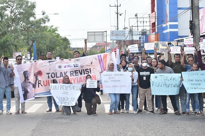 Aksi Tolak RUU Penyiaran di Jalan, Gabungan Wartawan dan Pegiat Media Sosial di Bontang Dijaga Puluhan Anggota Polisi