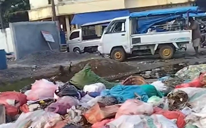 Sampah Menggunung di Pasar Kalibone Pangkep, Warga Keluhkan Bau Menyengat